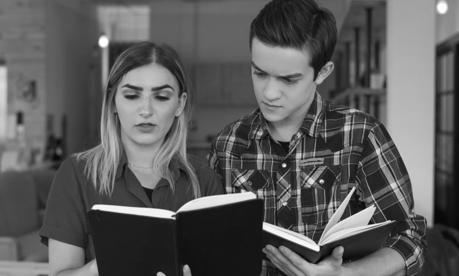 auronyxariva team working on financial analysis